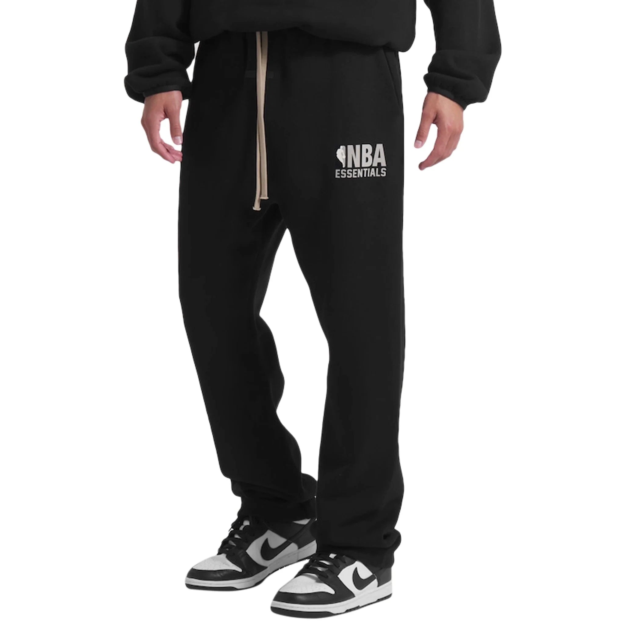 Fear of God Essentials NBA Relaxed Sweatpants Black, pantalon de survêtement noir à coupe Relaxed issu de la collaboration Fear of God Essentials x NBA.