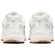Nike P-6000 Premium Summit White crème avec tige en mesh, empiècements en cuir Light Bone et Phantom, Swoosh noir et semelle gomme.