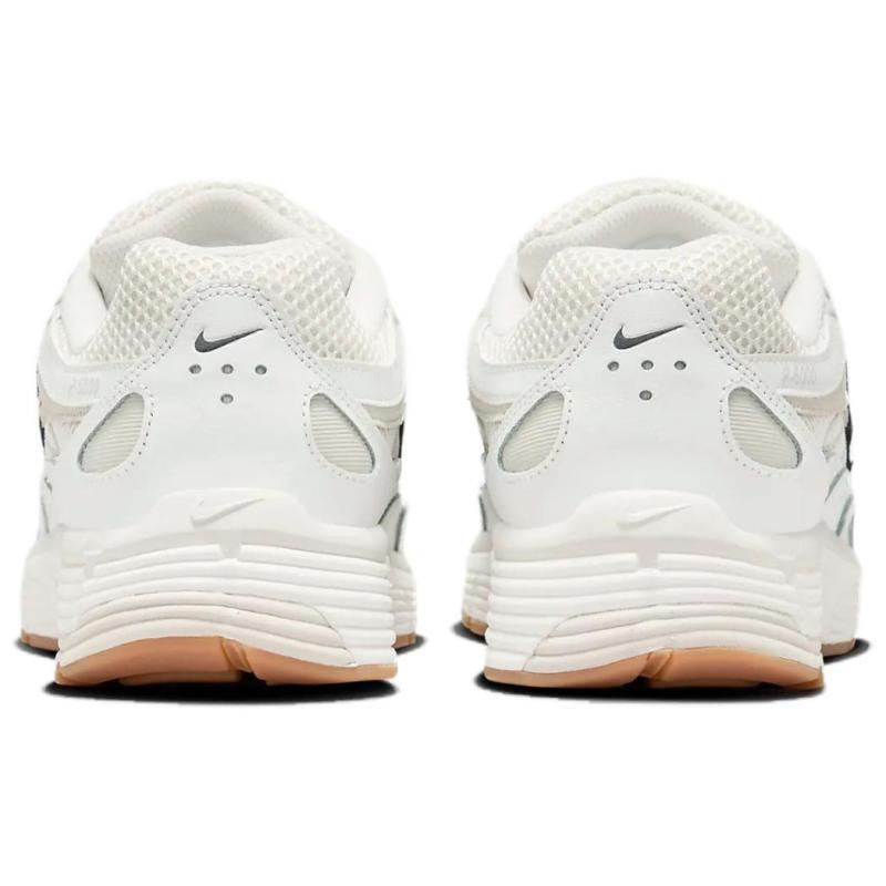 Nike P-6000 Premium Summit White crème avec tige en mesh, empiècements en cuir Light Bone et Phantom, Swoosh noir et semelle gomme.