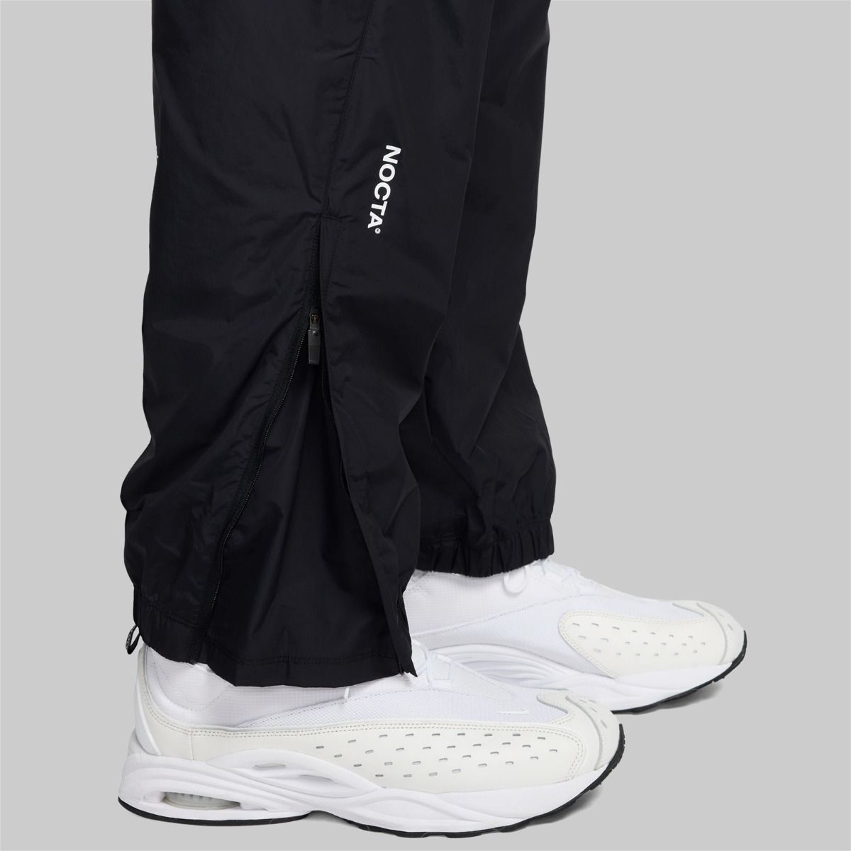 Nike x NOCTA Drake Northstar Nylon Track Pants Anthracite Grey, pantalon de survêtement en nylon gris anthracite avec poches zippées et logos NOCTA.