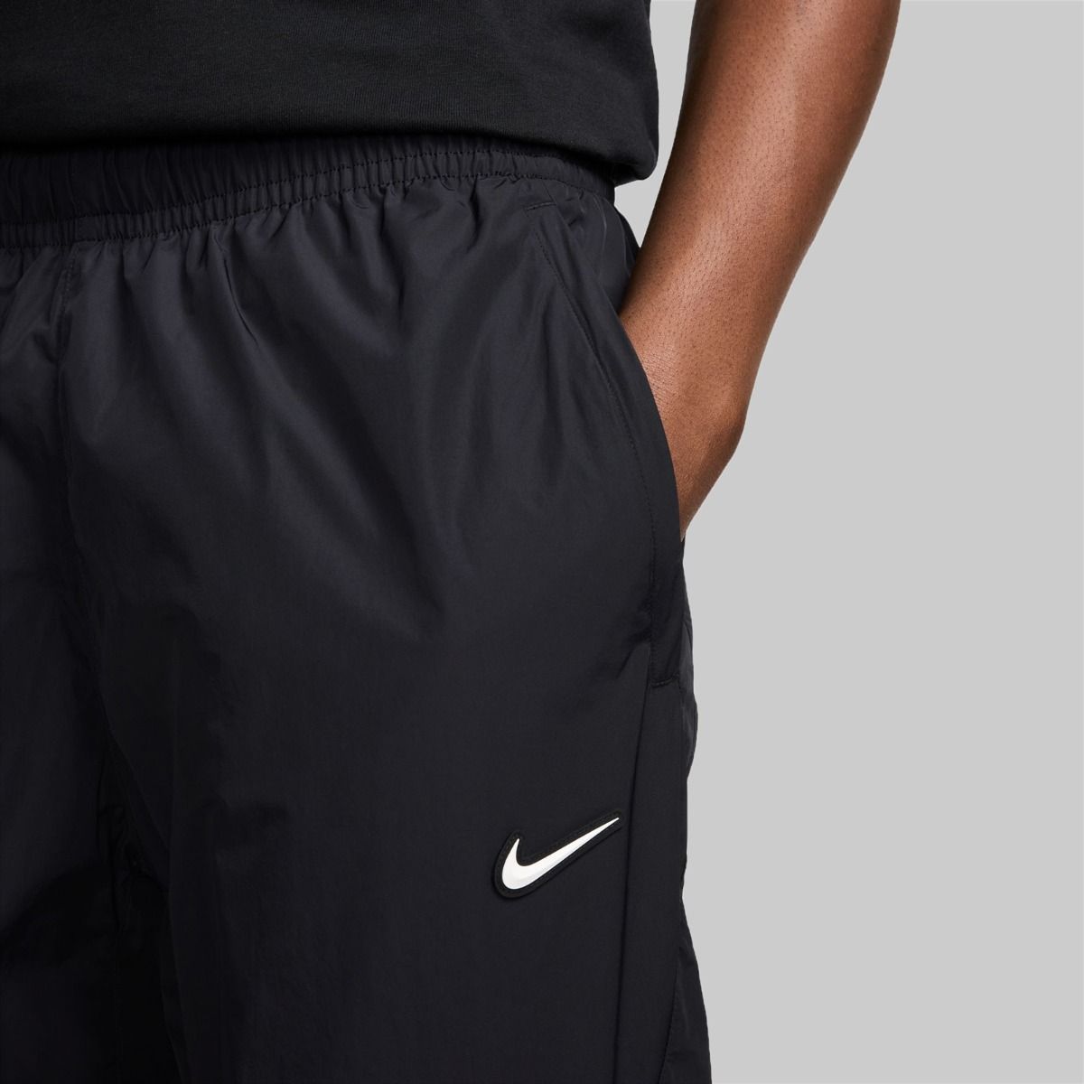Nike x NOCTA Drake Northstar Nylon Track Pants Anthracite Grey, pantalon de survêtement en nylon gris anthracite avec poches zippées et logos NOCTA.