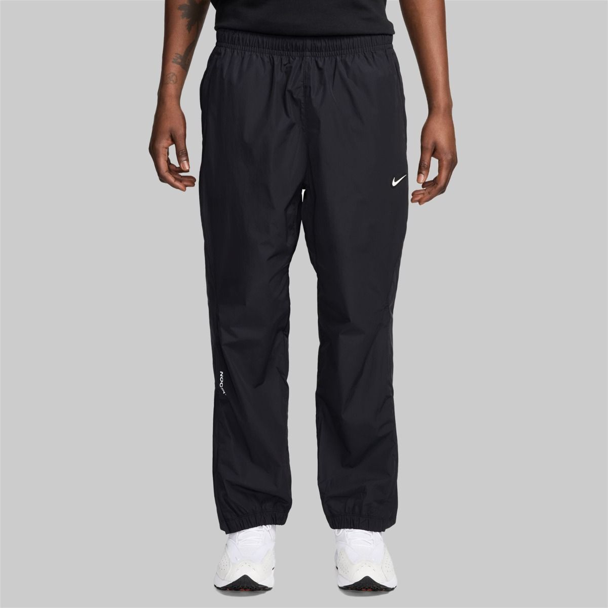 Nike x NOCTA Drake Northstar Nylon Track Pants Anthracite Grey, pantalon de survêtement en nylon gris anthracite avec poches zippées et logos NOCTA.