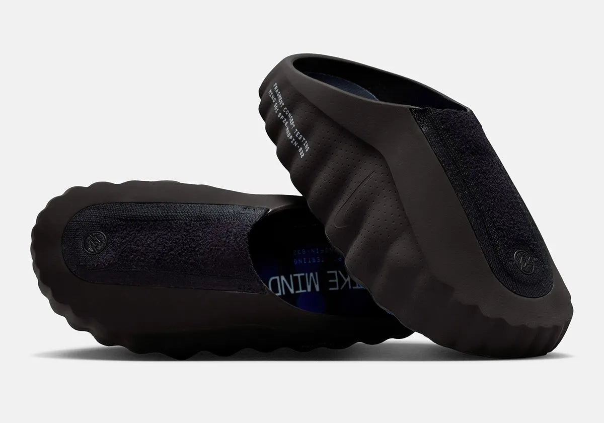 Claquette Nike Mind 001 Slide Fragment noire en mousse technique avec pods sensoriels et design minimaliste premium.