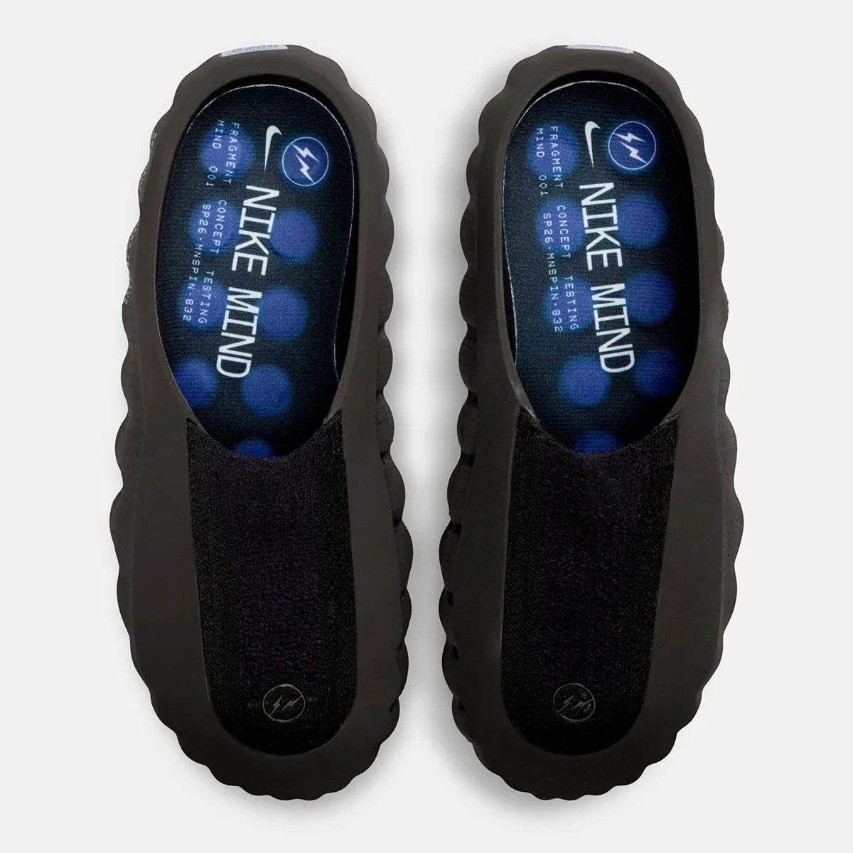 Claquette Nike Mind 001 Slide Fragment noire en mousse technique avec pods sensoriels et design minimaliste premium.