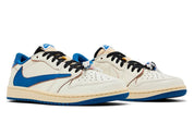 Baskets Jordan 1 Low OG SP Travis Scott x Fragment – coloris Sail Military Blue avec Swoosh inversé