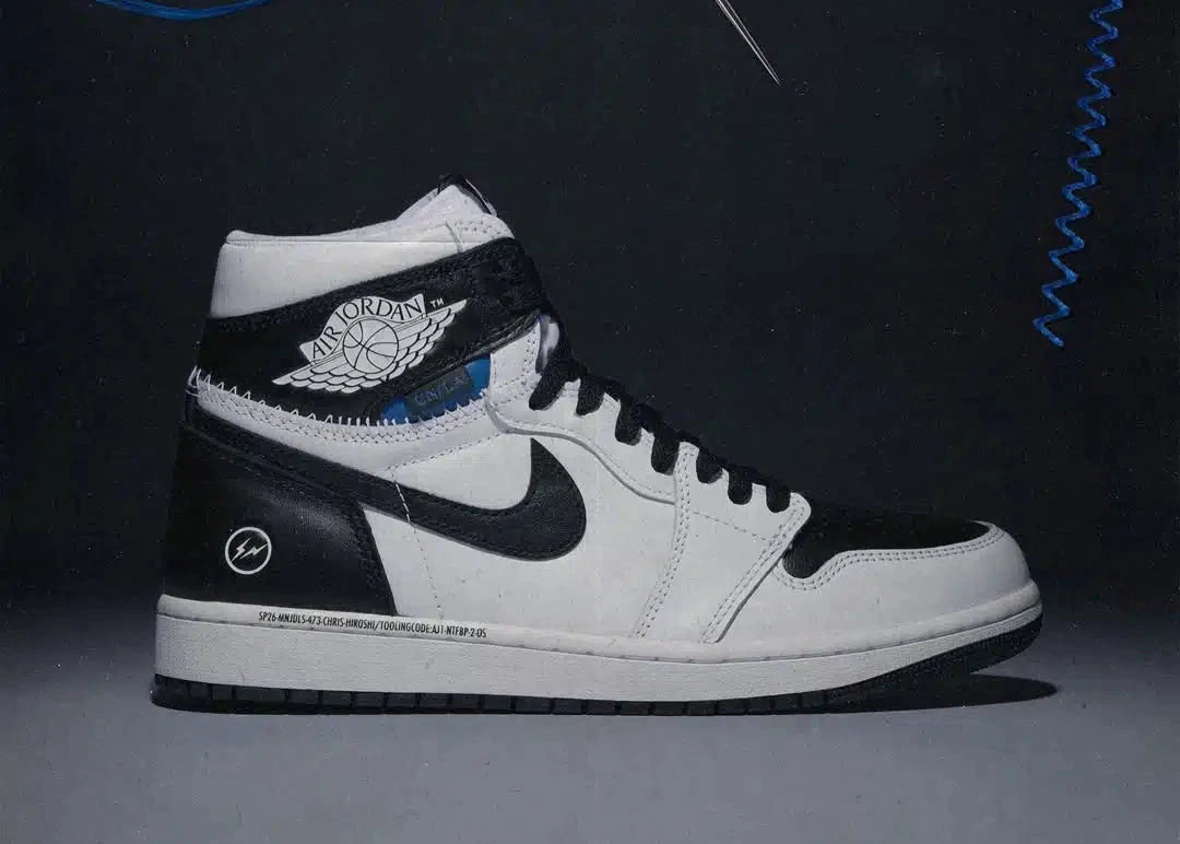 Sneakers Jordan 1 Retro High OG SP Fragment x Union LA en cuir premium, coloris White Black, détails signature et design collaboratif exclusif.