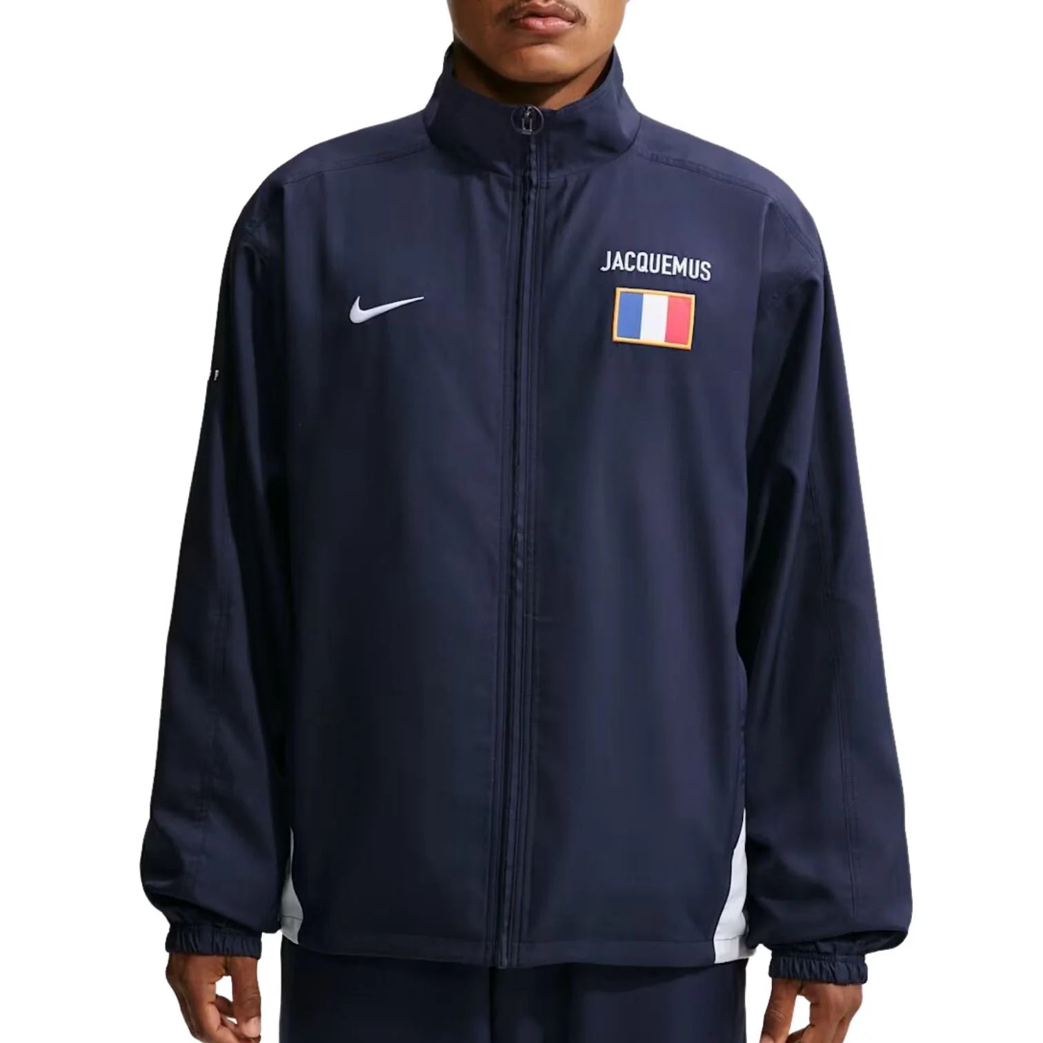 Nike x Jacquemus x France Zip Up Track Jacket Dark Navy, veste zippée bleu marine issue de la collaboration Nike x Jacquemus avec finitions premium et design minimaliste vue de face. 