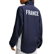 Nike x Jacquemus x France Zip Up Track Jacket Dark Navy, veste zippée bleu marine issue de la collaboration Nike x Jacquemus avec finitions premium et design minimaliste vue de dos. 