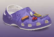 Crocs Classic Clog Friends inspirées de la série Friends, avec design exclusif, bride pivotante et semelle légère en résine Croslite™.