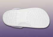 Crocs Classic Clog Friends inspirées de la série Friends, avec design exclusif, bride pivotante et semelle légère en résine Croslite™.