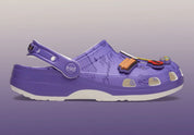 Crocs Classic Clog Friends inspirées de la série Friends, avec design exclusif, bride pivotante et semelle légère en résine Croslite™.