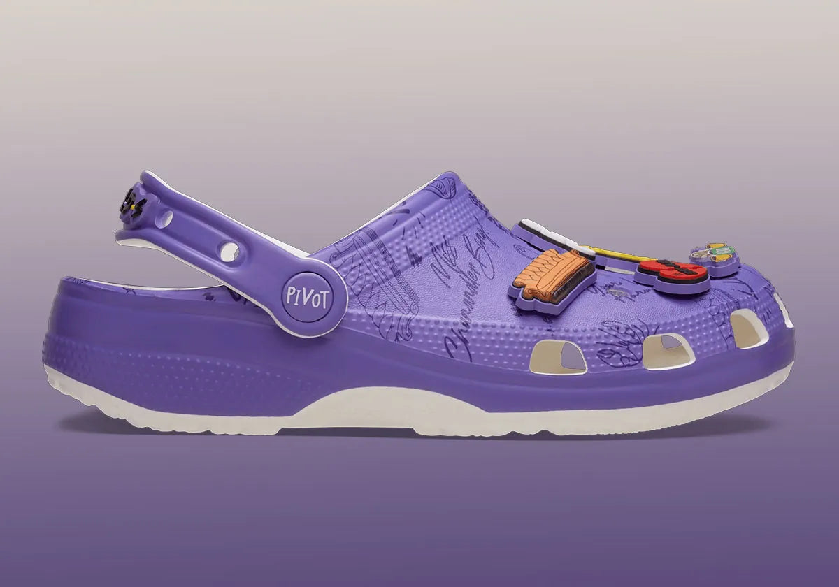 Crocs Classic Clog Friends inspirées de la série Friends, avec design exclusif, bride pivotante et semelle légère en résine Croslite™.