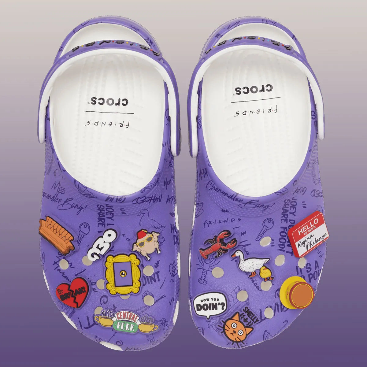 Crocs Classic Clog Friends inspirées de la série Friends, avec design exclusif, bride pivotante et semelle légère en résine Croslite™.
