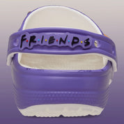 Crocs Classic Clog Friends inspirées de la série Friends, avec design exclusif, bride pivotante et semelle légère en résine Croslite™.