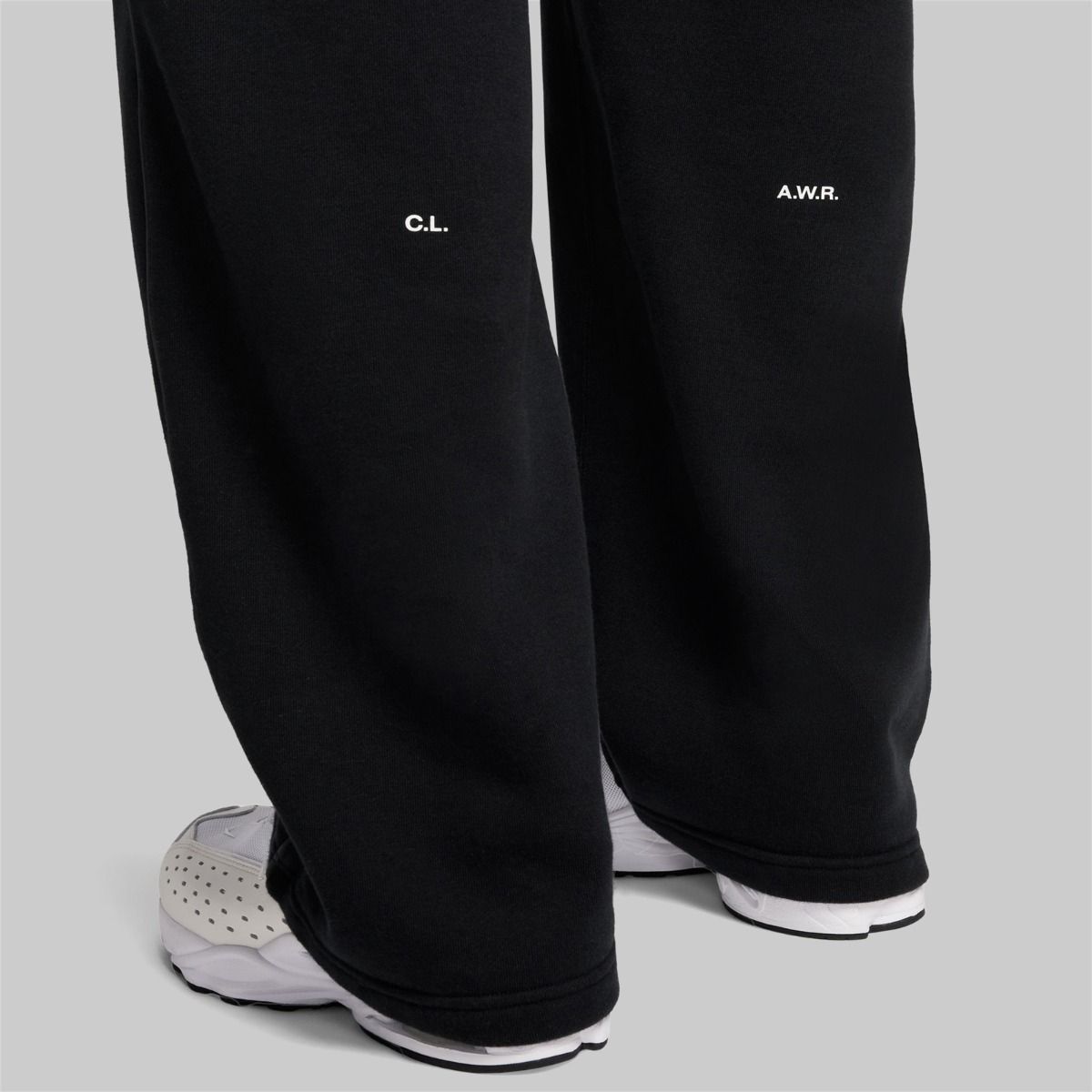 Nike x NOCTA Fleece CS Sweatpant Anthracite/Iron Grey, pantalon fleece gris anthracite avec poches zippées et détails réfléchissants NOCTA.