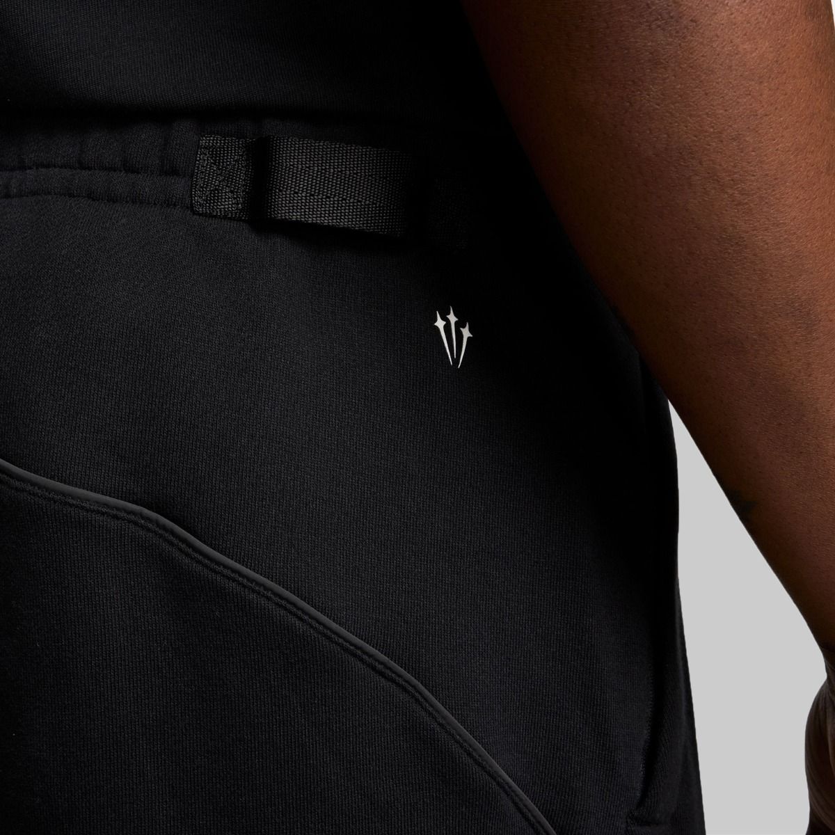 Nike x NOCTA Fleece CS Sweatpant Anthracite/Iron Grey, pantalon fleece gris anthracite avec poches zippées et détails réfléchissants NOCTA.