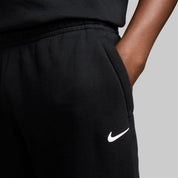Nike x NOCTA Fleece CS Sweatpant Anthracite/Iron Grey, pantalon fleece gris anthracite avec poches zippées et détails réfléchissants NOCTA.