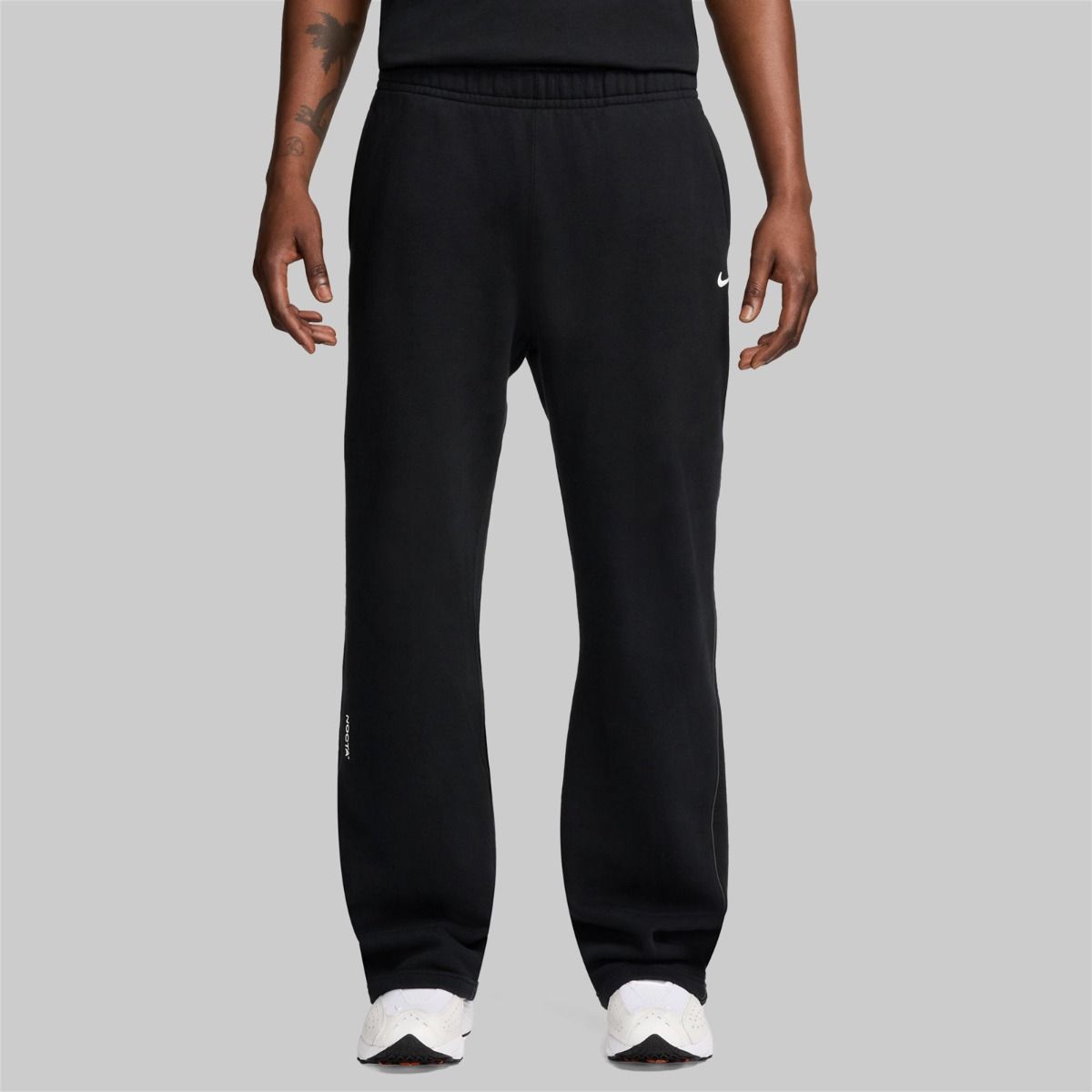 Nike x NOCTA Fleece CS Sweatpant Anthracite/Iron Grey, pantalon fleece gris anthracite avec poches zippées et détails réfléchissants NOCTA.
