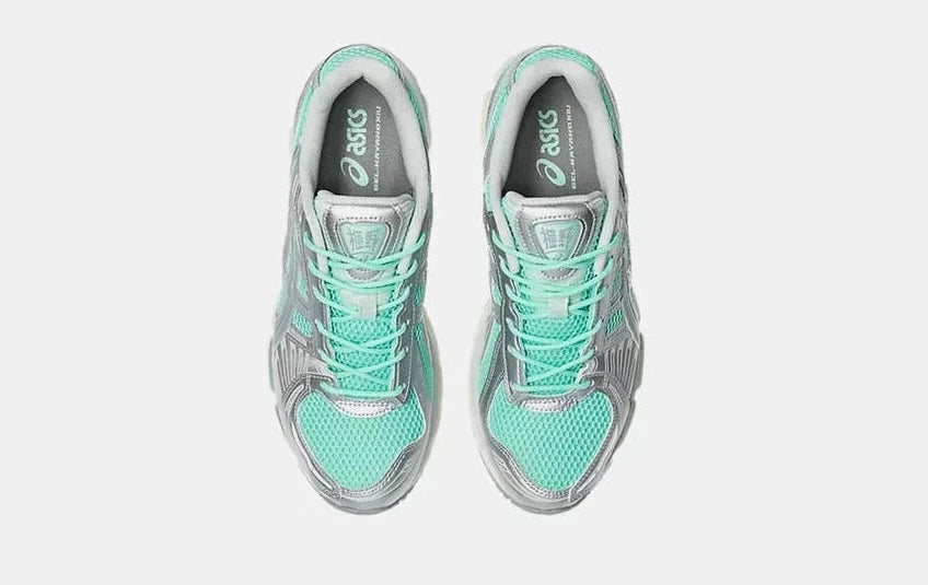 Sneaker ASICS Gel-Kayano 12.1 Ice Green Gravel en mesh vert glacé avec détails gris pierre, amorti GEL et silhouette rétro-running technique.