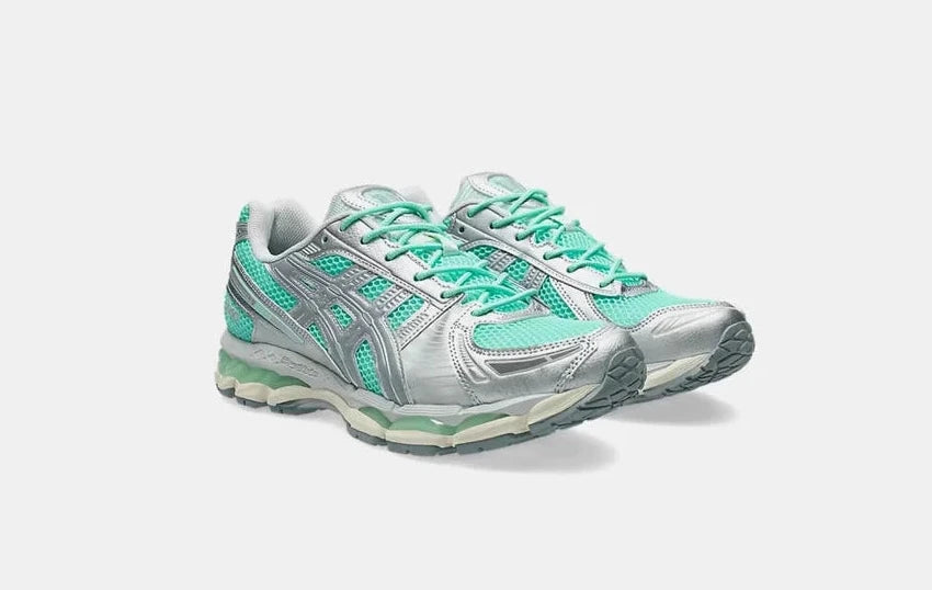 Sneaker ASICS Gel-Kayano 12.1 Ice Green Gravel en mesh vert glacé avec détails gris pierre, amorti GEL et silhouette rétro-running technique.