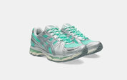 Sneaker ASICS Gel-Kayano 12.1 Ice Green Gravel en mesh vert glacé avec détails gris pierre, amorti GEL et silhouette rétro-running technique.