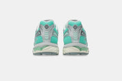 Sneaker ASICS Gel-Kayano 12.1 Ice Green Gravel en mesh vert glacé avec détails gris pierre, amorti GEL et silhouette rétro-running technique.
