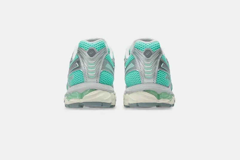 Sneaker ASICS Gel-Kayano 12.1 Ice Green Gravel en mesh vert glacé avec détails gris pierre, amorti GEL et silhouette rétro-running technique.
