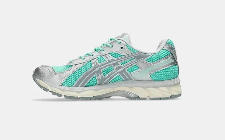 Sneaker ASICS Gel-Kayano 12.1 Ice Green Gravel en mesh vert glacé avec détails gris pierre, amorti GEL et silhouette rétro-running technique.