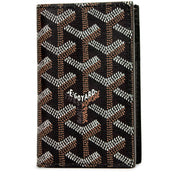Goyard Saint Pierre Card Holder Black, porte-cartes noir en toile Goyardine et cuir avec motif chevrons signature et intérieur jaune.