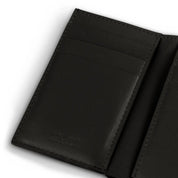 Goyard Saint Pierre Card Holder Black, porte-cartes noir en toile Goyardine et cuir avec motif chevrons signature et intérieur jaune.