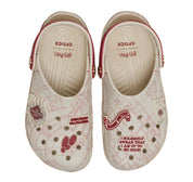 Crocs Classic Clog Harry Potter Marauder's Map beige effet parchemin avec Jibbitz magiques et motifs inspirés de la Carte du Maraudeur.