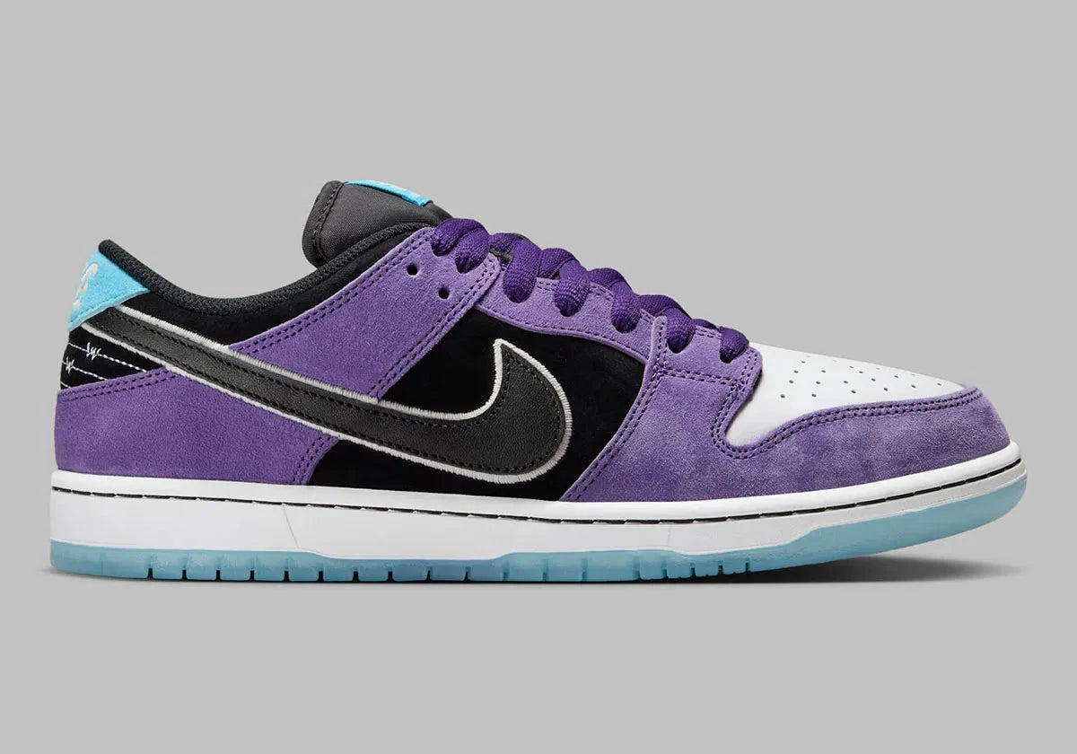  chaussure de ville Nike SB Dunk Low Hayley Wilson  , noir , violet , blanc , bleu , semelle confortable , vue de profil