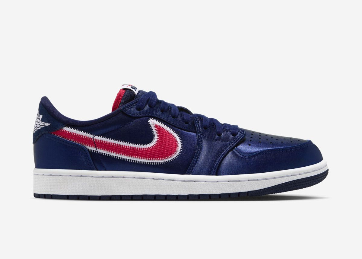 Air Jordan 1 Retro Low OG Howard University Bison IX8478-410 bleu marine avec Swoosh rouge bordé de blanc, suède et logo Howard Bison au talon.
