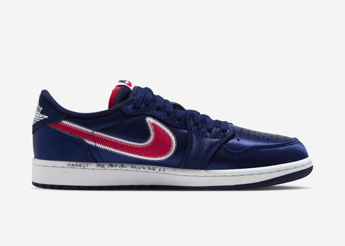 Air Jordan 1 Retro Low OG Howard University Bison IX8478-410 bleu marine avec Swoosh rouge bordé de blanc, suède et logo Howard Bison au talon.