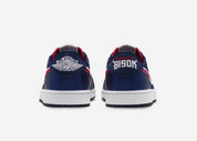 Air Jordan 1 Retro Low OG Howard University Bison IX8478-410 bleu marine avec Swoosh rouge bordé de blanc, suède et logo Howard Bison au talon.