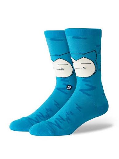 Stance Snorlax Sleepy Crew en coloris teal avec motif Pokémon Ronflex, coupe Crew montante et construction confortable en mélange de coton.