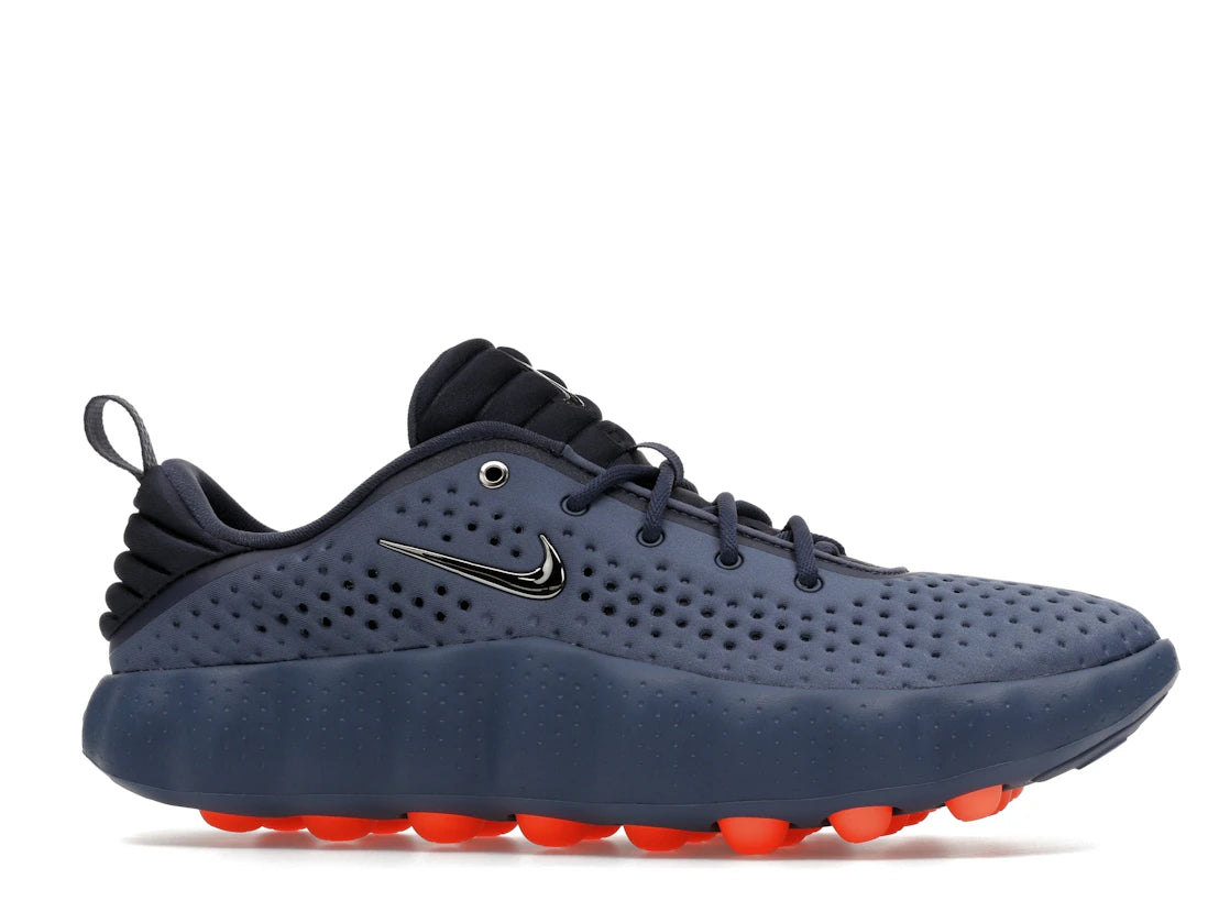 Nike Mind 002 Thunder Blue Chrome en mousse technique bleue et chrome avec semelle sculptée et confort sensoriel innovant.