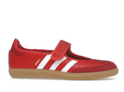 Sneaker adidas Samba Jane Scarlet White Gum en cuir rouge avec bandes blanches, bride Mary Jane et semelle gomme rétro emblématique.Vue de profil