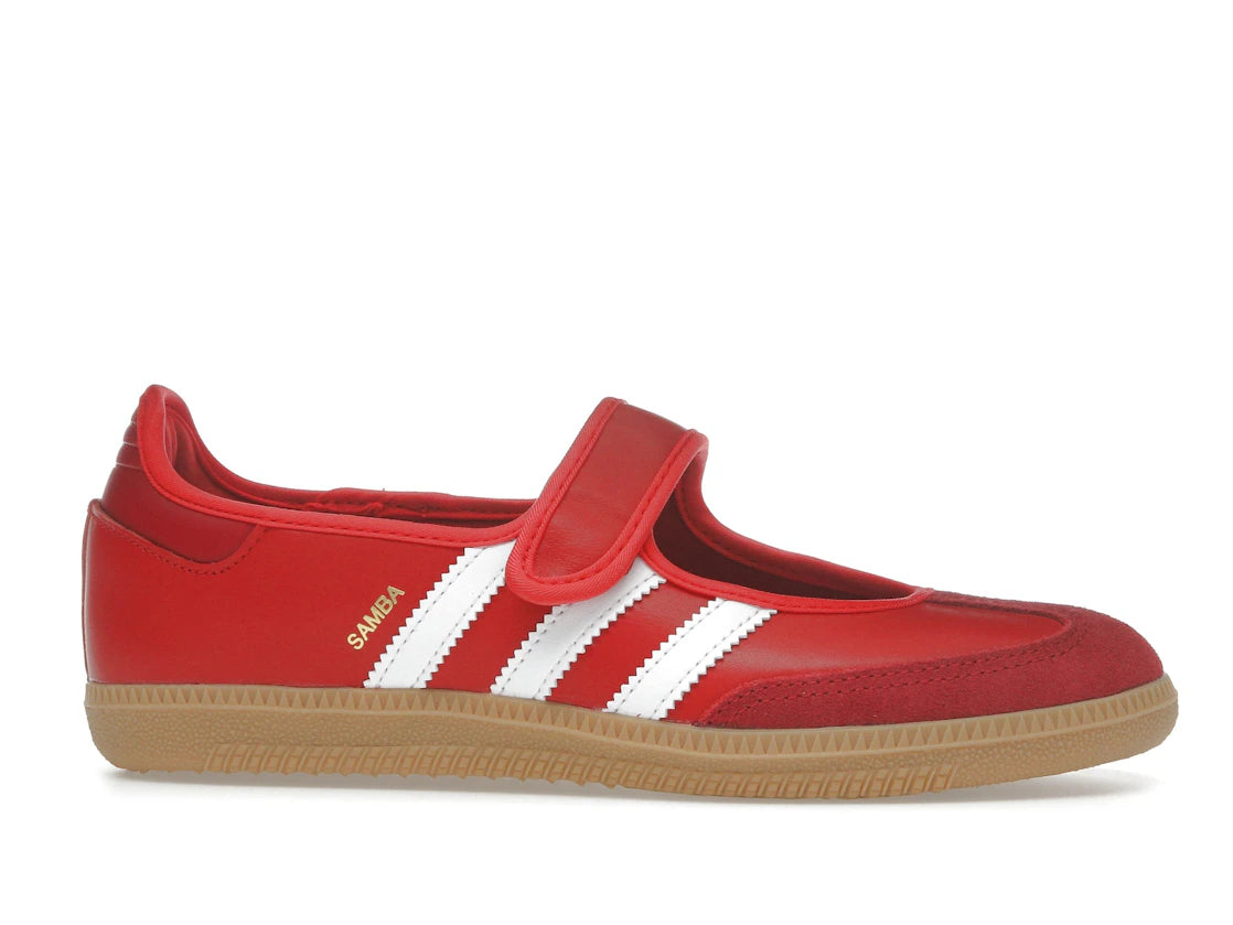 Sneaker adidas Samba Jane Scarlet White Gum en cuir rouge avec bandes blanches, bride Mary Jane et semelle gomme rétro emblématique.Vue de profil