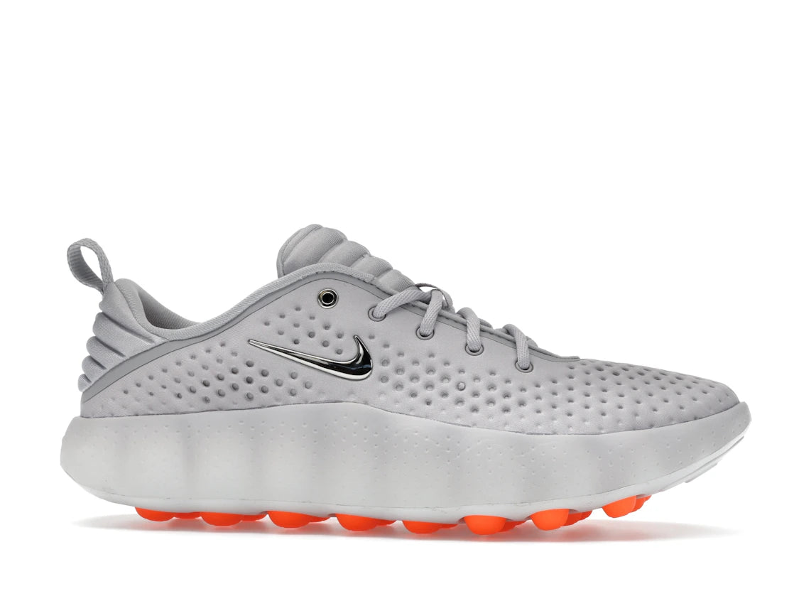 Nike Mind 002 Light Smoke Grey en mousse technique grise avec semelle sculptée ergonomique et confort sensoriel nouvelle génération.