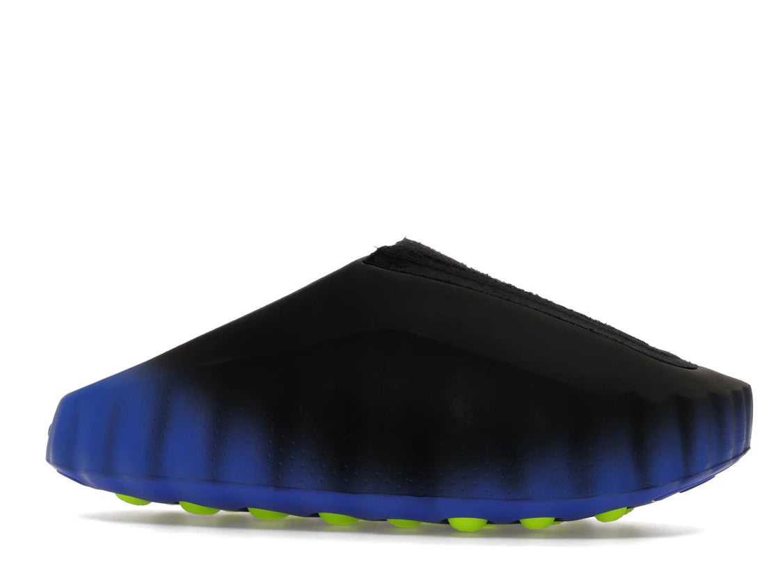 Slide Nike Mind 001 Flyknit Hyper Royal Black avec empeigne Flyknit bleue et noire, semelle ergonomique et design contemporain.