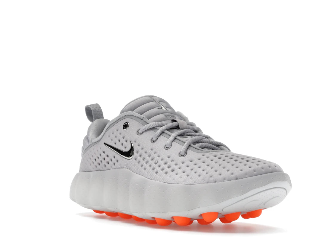 Nike Mind 002 Light Smoke Grey en mousse technique grise avec semelle sculptée ergonomique et confort sensoriel nouvelle génération.