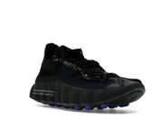 Nike Mind 002 Flyknit Fragment Black en maille Flyknit noire avec semelle sculptée ergonomique et détails signature Fragment Design.