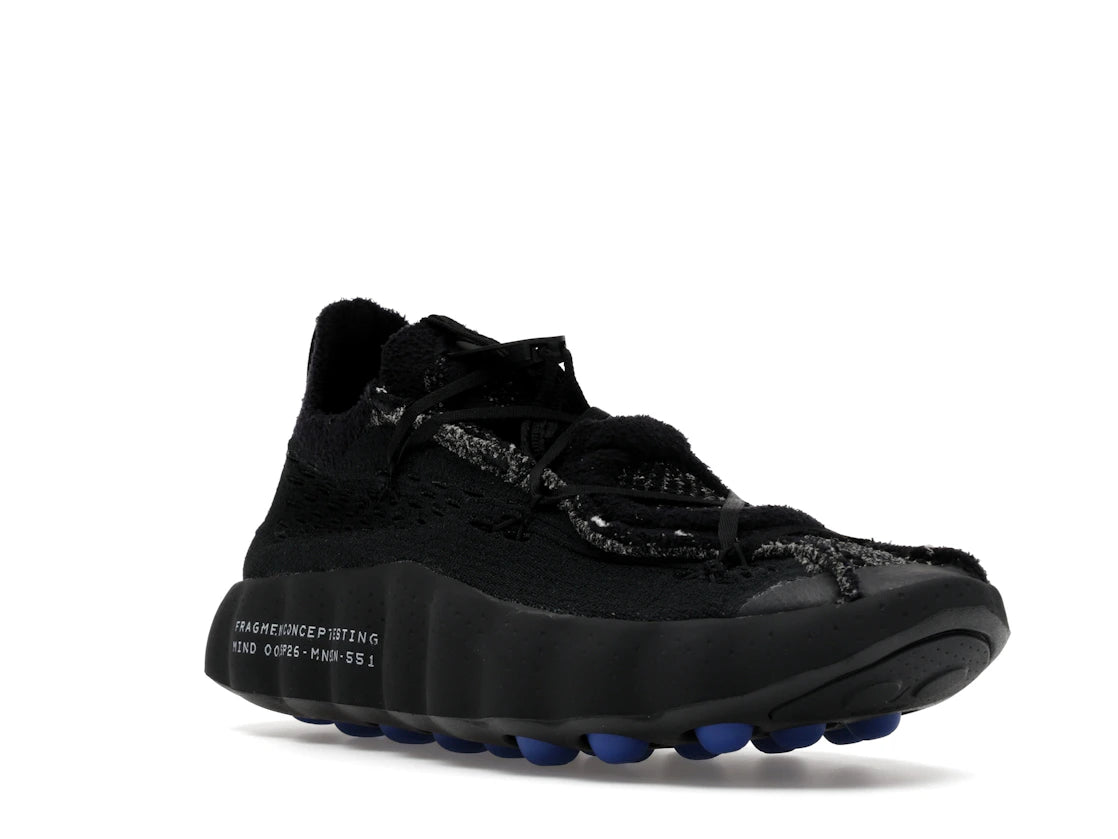 Nike Mind 002 Flyknit Fragment Black en maille Flyknit noire avec semelle sculptée ergonomique et détails signature Fragment Design.