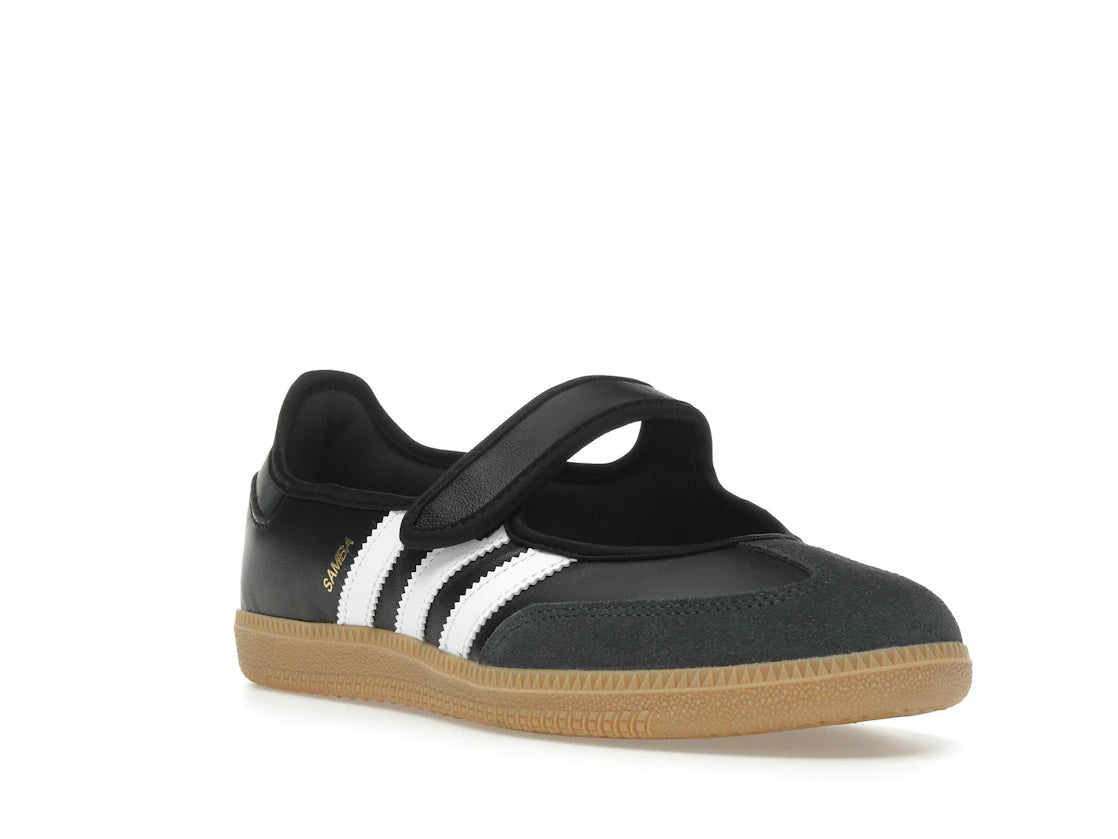Sneaker adidas Samba Jane Black White Gum en cuir noir avec bandes blanches, bride Mary Jane et semelle gomme rétro emblématique.Vue de coter avant 