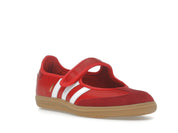 Sneaker adidas Samba Jane Scarlet White Gum en cuir rouge avec bandes blanches, bride Mary Jane et semelle gomme rétro emblématique.Vue de coter 