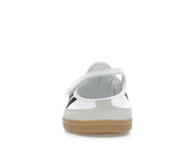 Sneaker adidas Samba Jane White Black Gum en cuir blanc avec bandes noires, bride Mary Jane et semelle gomme rétro emblématique.Vue de face 