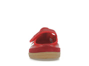 Sneaker adidas Samba Jane Scarlet White Gum en cuir rouge avec bandes blanches, bride Mary Jane et semelle gomme rétro emblématique.Vue de face 