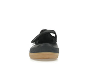 Sneaker adidas Samba Jane Black White Gum en cuir noir avec bandes blanches, bride Mary Jane et semelle gomme rétro emblématique.Vue de face 