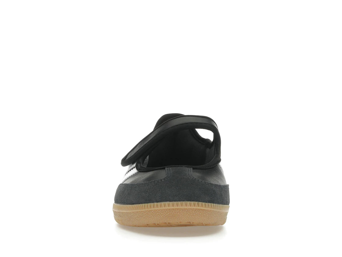 Sneaker adidas Samba Jane Black White Gum en cuir noir avec bandes blanches, bride Mary Jane et semelle gomme rétro emblématique.Vue de face 